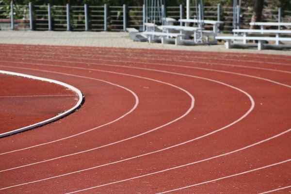 Comment optimiser la prise en charge des blessures aux genoux chez les basketteurs ?